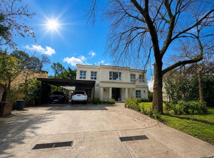 Casa · 250m² · 6 Ambientes · 4 Cocheras