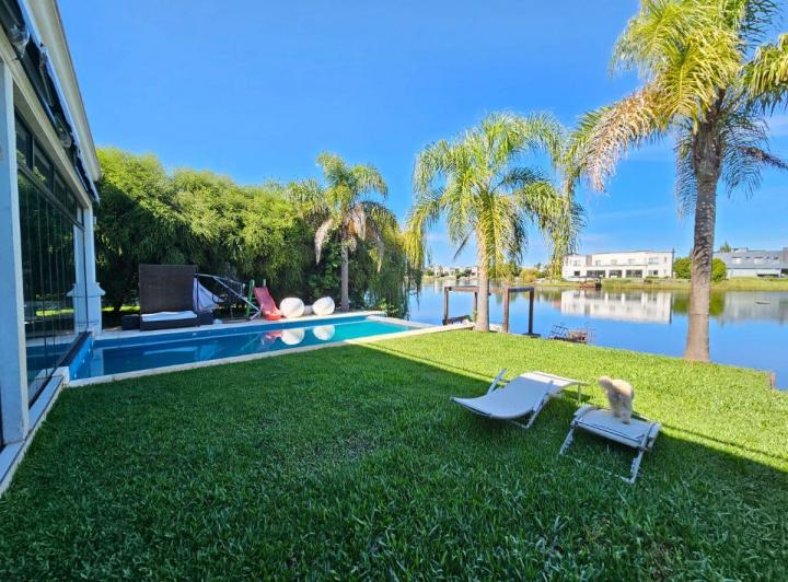 Casa · 350m² · 6 Ambientes · 1 Cochera