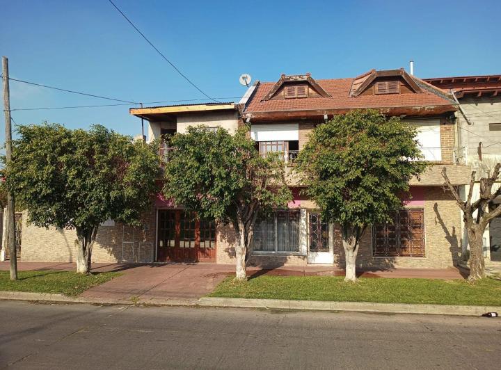Casa · 217m² · 5 Ambientes · 3 Cocheras