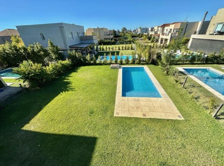 Casa · 220m² · 5 Ambientes · 1 Cochera