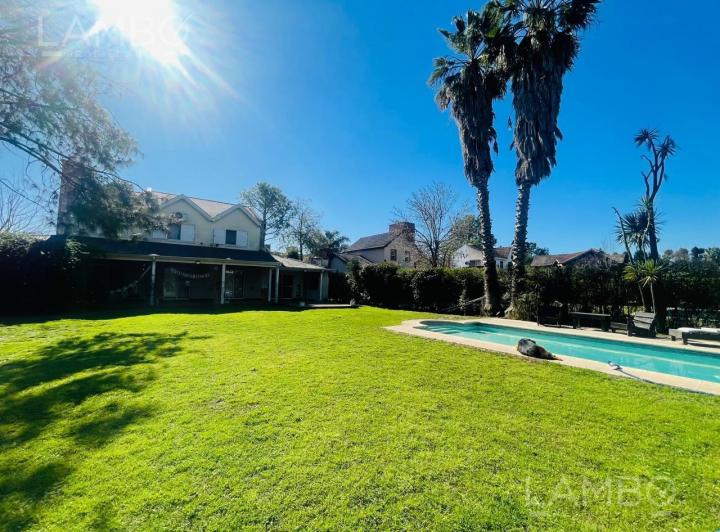Casa · 197m² · 5 Ambientes · 2 Cocheras