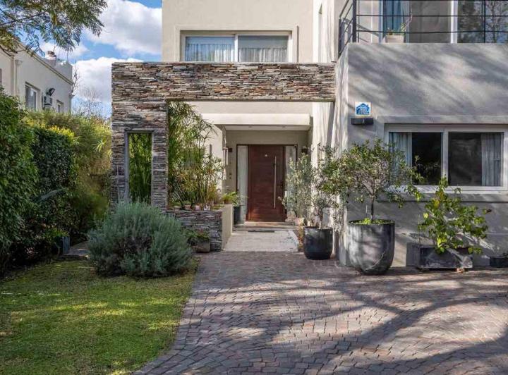 Casa · 320m² · 7 Ambientes · 3 Cocheras