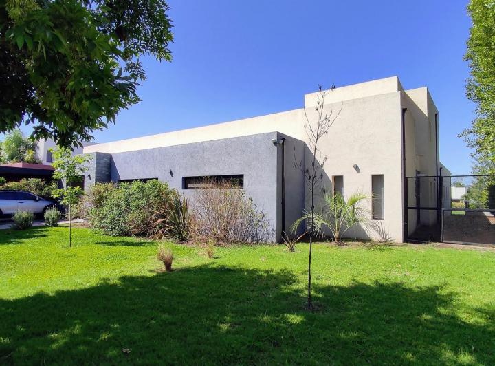 Casa · 293m² · 5 Ambientes · 4 Cocheras