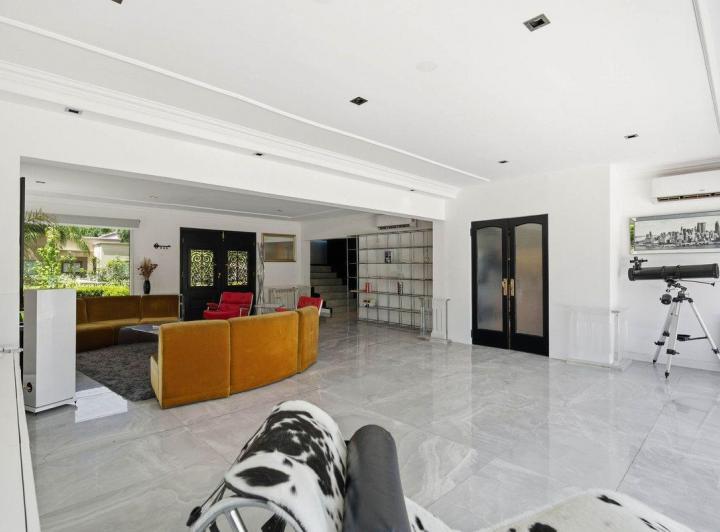 Casa · 330m² · 7 Ambientes · 2 Cocheras