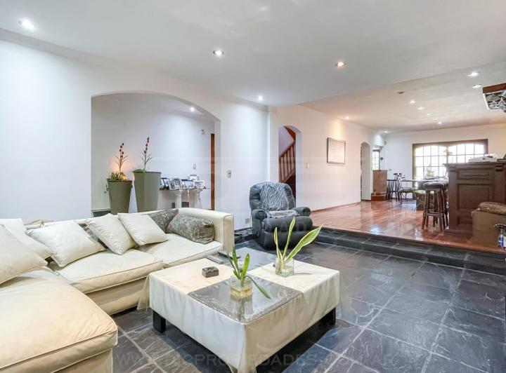 Casa · 306m² · 6 Ambientes · 3 Cocheras