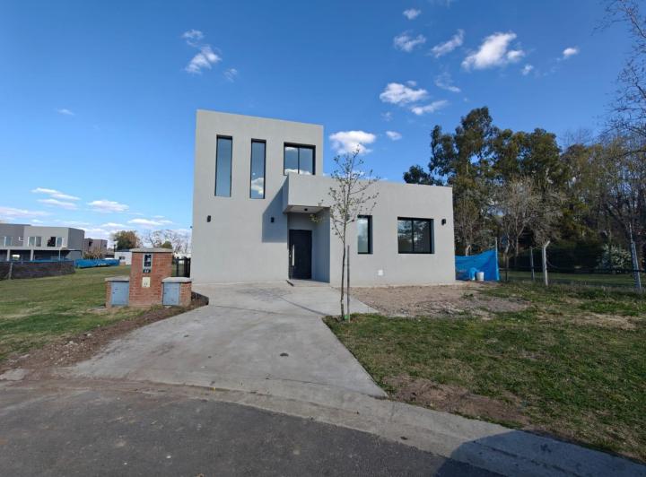 Casa · 220m² · 5 Ambientes · 2 Cocheras