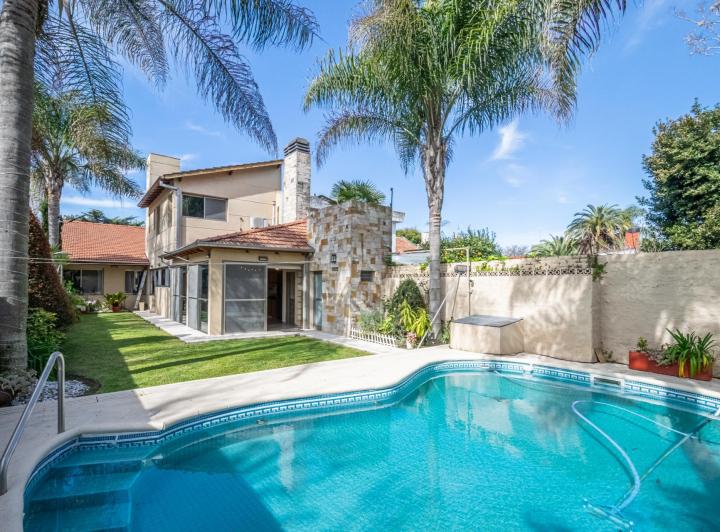 Casa · 300m² · 7 Ambientes · 2 Cocheras