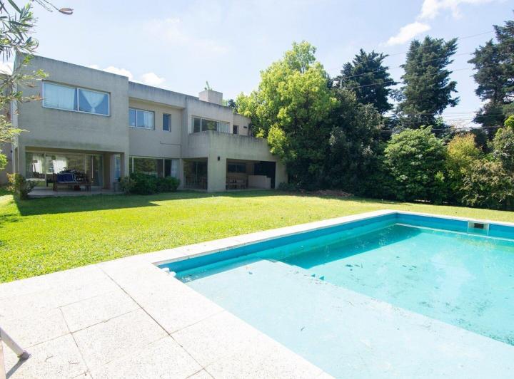 Casa · 270m² · 5 Ambientes · 2 Cocheras