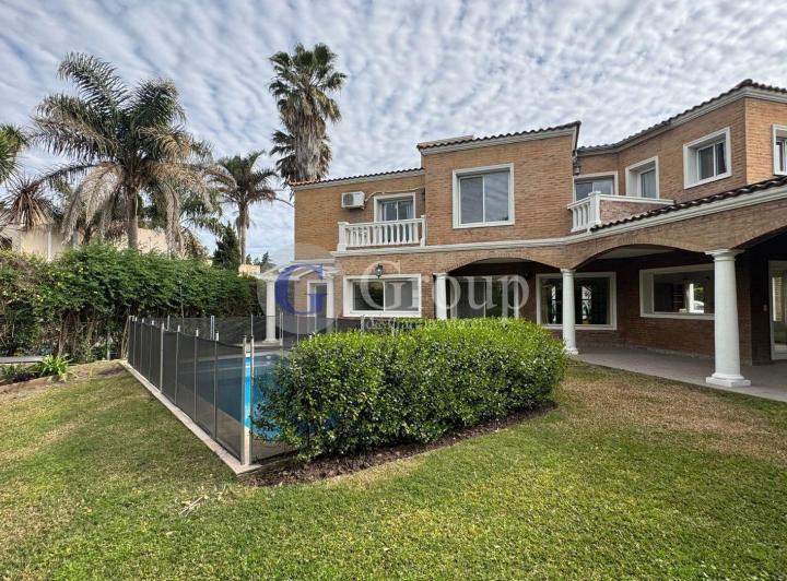 Casa · 230m² · 6 Ambientes · 2 Cocheras