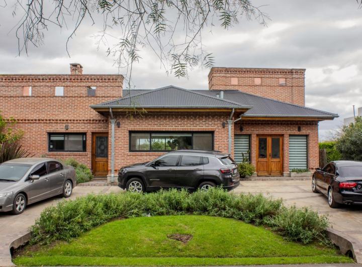 Casa · 262m² · 6 Ambientes · 1 Cochera