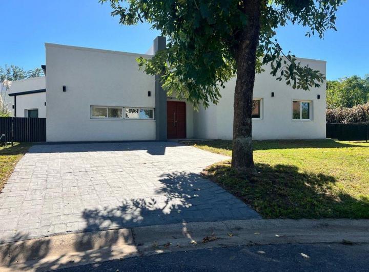 Casa · 212m² · 5 Ambientes · 4 Cocheras