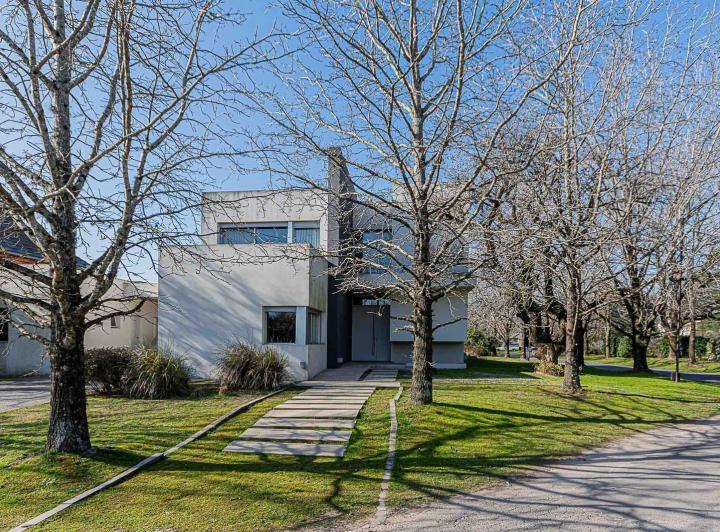 Casa · 284m² · 6 Ambientes · 3 Cocheras
