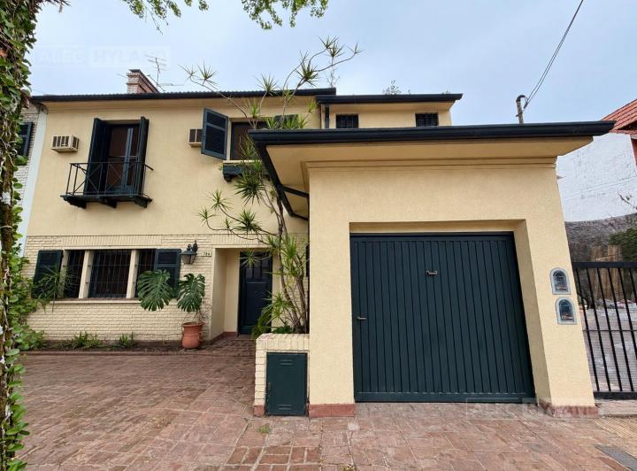 Casa · 210m² · 4 Dormitorios · 1 Cochera