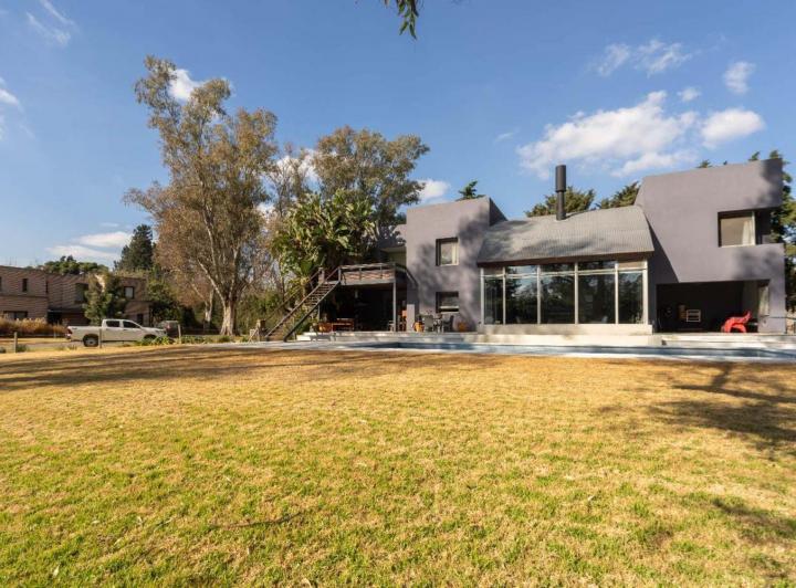 Casa · 420m² · 8 Ambientes · 2 Cocheras