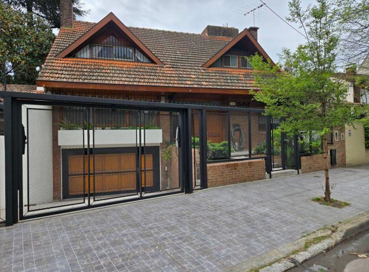 Casa · 320m² · 6 Ambientes · 2 Cocheras