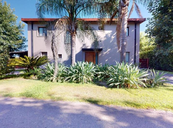 Casa · 305m² · 8 Ambientes · 5 Cocheras