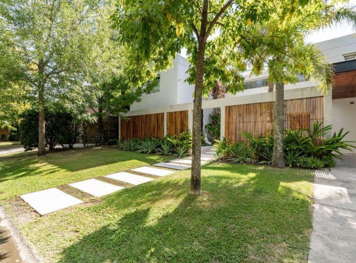 Casa · 279m² · 7 Ambientes · 2 Cocheras
