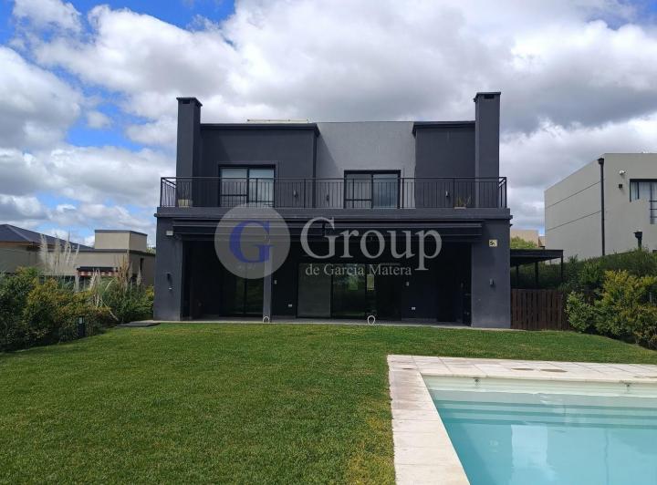 Casa · 180m² · 5 Ambientes · 2 Cocheras