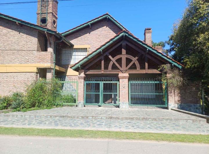 Casa · 325m² · 6 Ambientes · 2 Cocheras