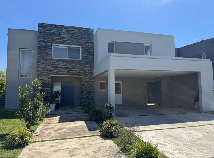 Casa · 240m² · 7 Ambientes
