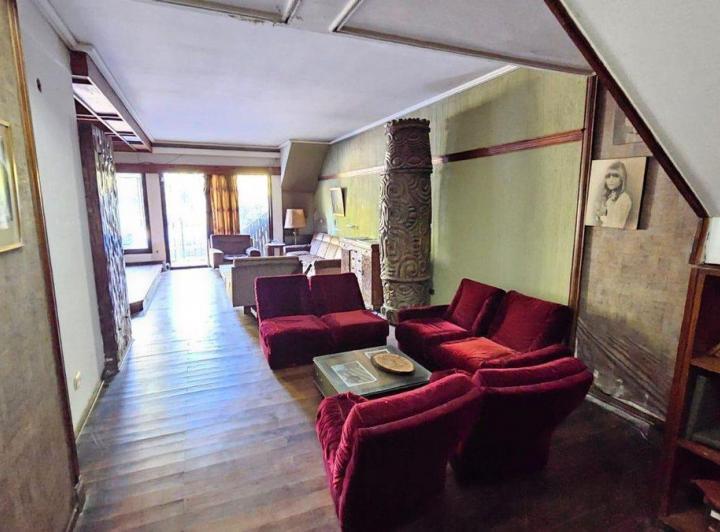 Casa · 319m² · 6 Ambientes · 1 Cochera