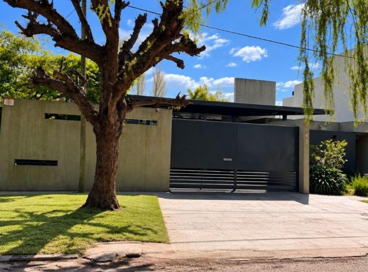 Casa · 315m² · 7 Ambientes · 2 Cocheras