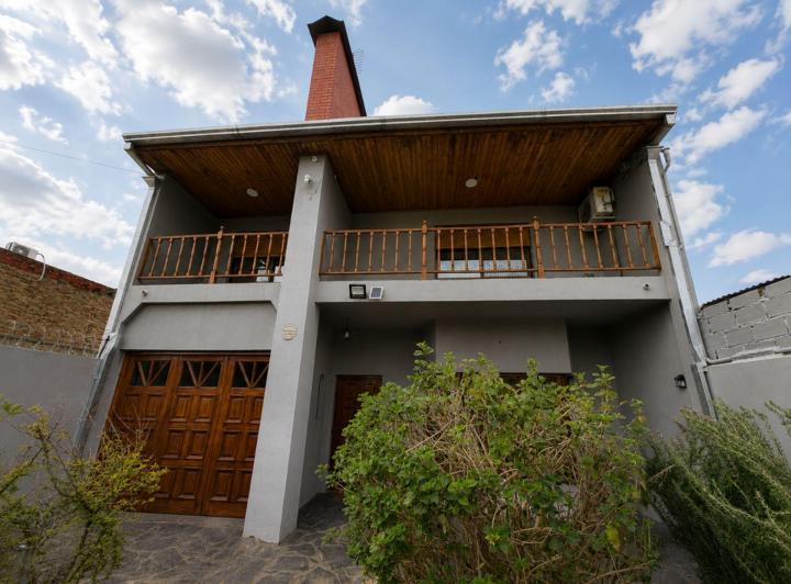 Casa · 192m² · 5 Ambientes · 4 Cocheras
