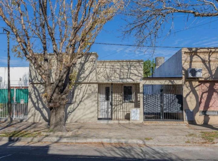 Casa · 93m² · 4 Ambientes · 2 Cocheras