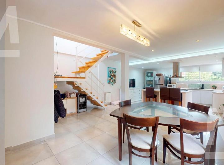 Casa · 236m² · 5 Ambientes · 2 Cocheras