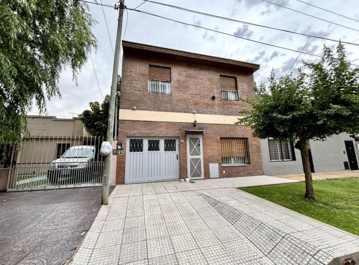 Casa · 170m² · 4 Ambientes · 1 Cochera