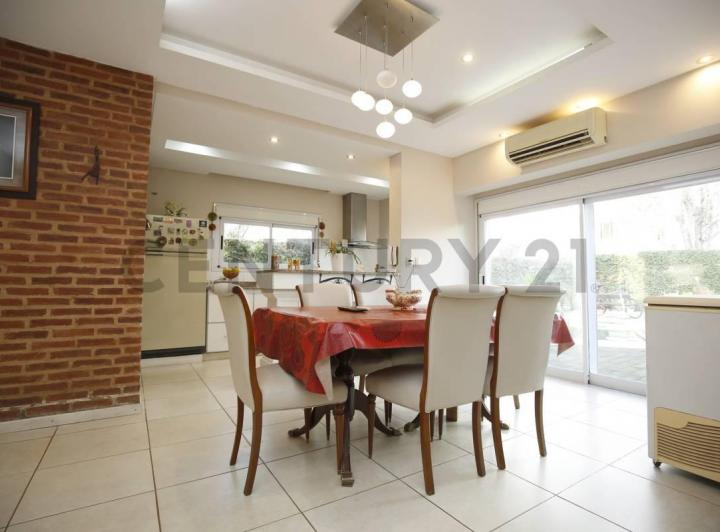 Casa · 165m² · 6 Ambientes · 2 Cocheras