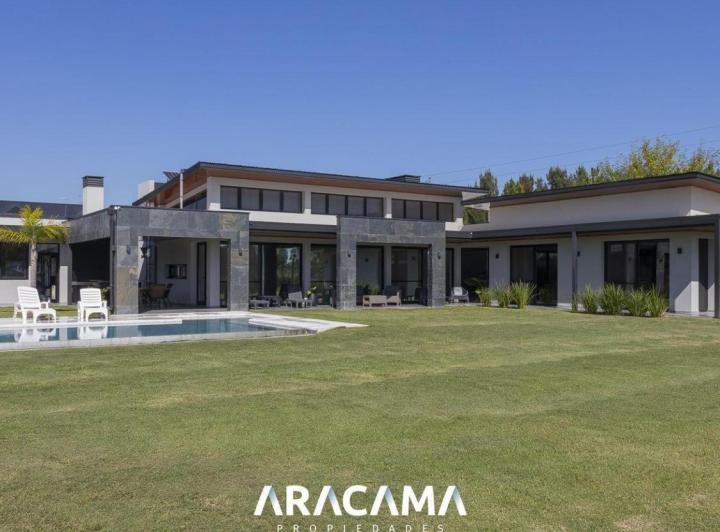 Casa · 391m² · 4 Ambientes · 2 Cocheras