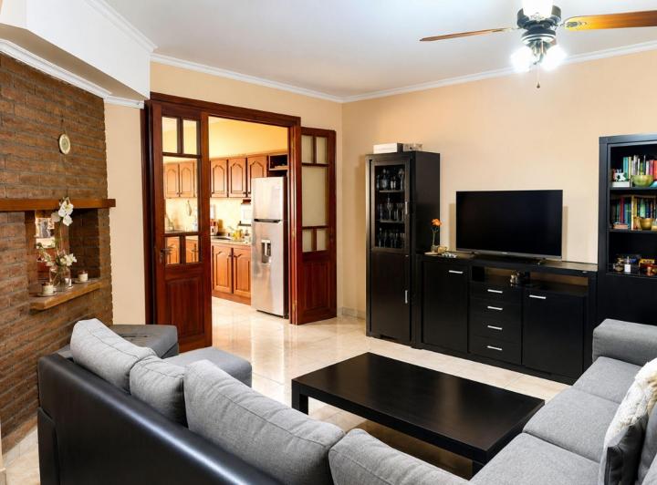 Casa · 210m² · 4 Ambientes · 2 Cocheras