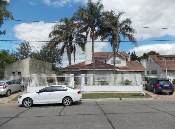 Casa · 320m² · 5 Ambientes · 1 Cochera