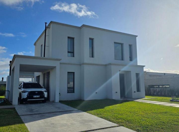 Casa · 185m² · 4 Ambientes · 3 Cocheras