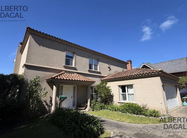 Casa · 284m² · 3 Dormitorios · 2 Cocheras