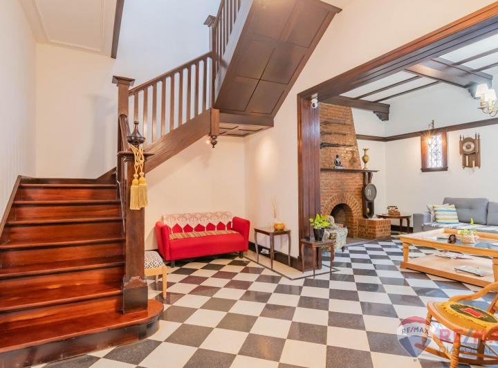 Casa · 250m² · 5 Ambientes · 6 Cocheras