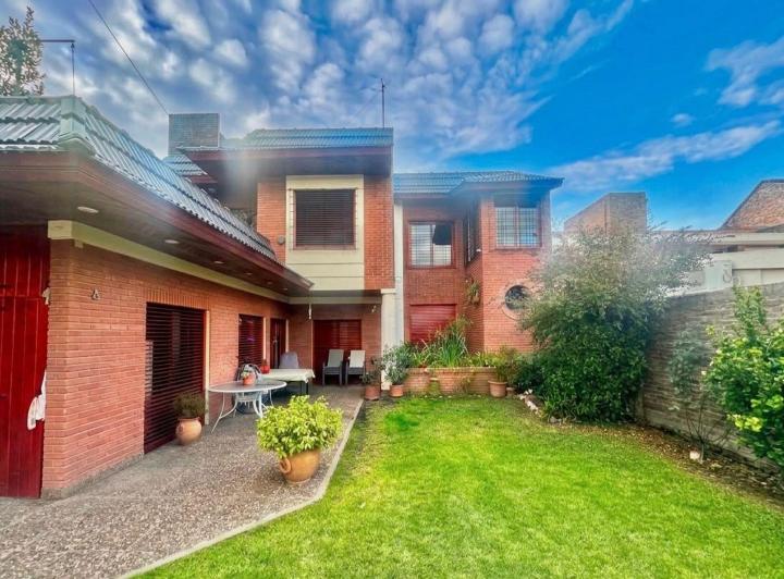 Casa · 180m² · 4 Ambientes · 2 Cocheras