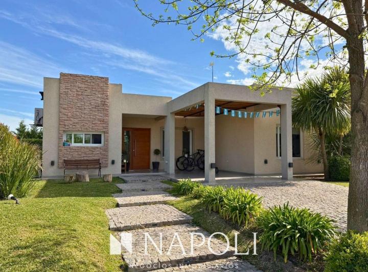 Casa · 200m² · 4 Ambientes · 2 Cocheras