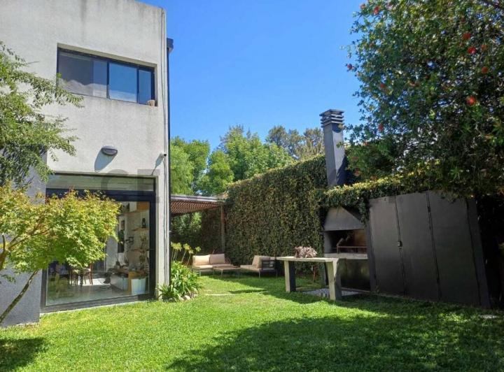 Casa · 108m² · 4 Ambientes · 2 Cocheras