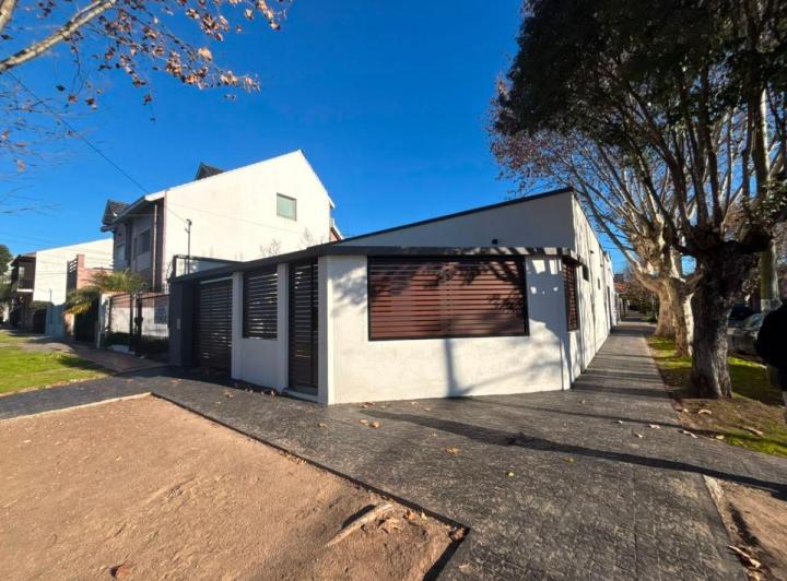 Casa · 130m² · 3 Ambientes · 2 Cocheras