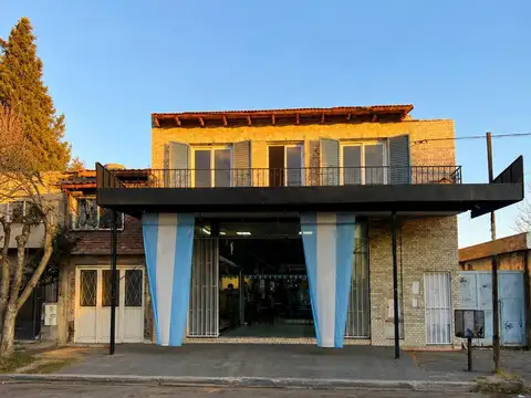 Salon comercial con frente de ruta