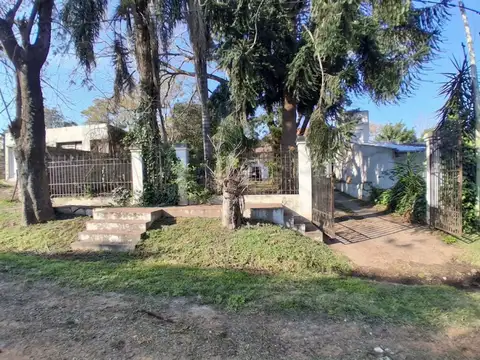 Casa 2 dormitorios, gran parque, toma nueva paraná