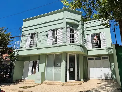 Importante casa con local y galpón