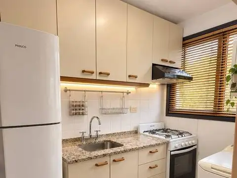 Departamento de un dormitorio y media con dos balcones en pleno centro