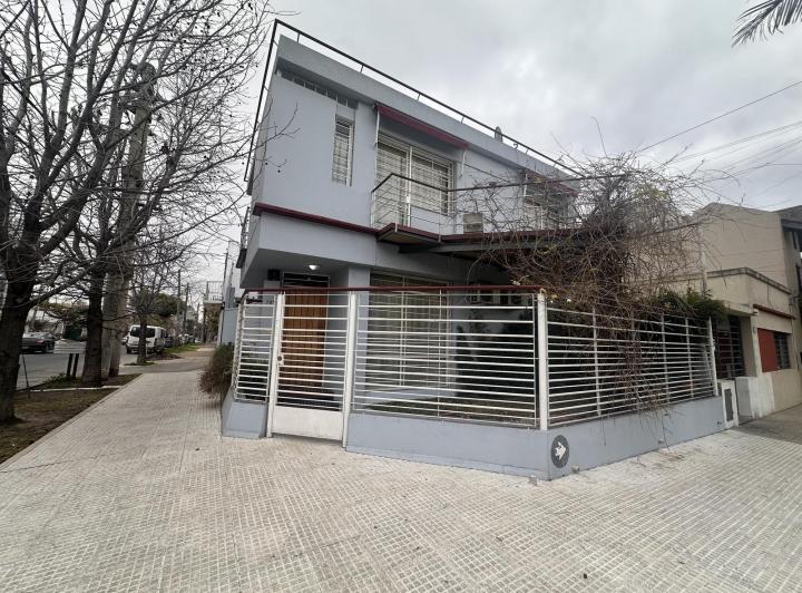 Casa · 180m² · 4 Ambientes · 3 Cocheras