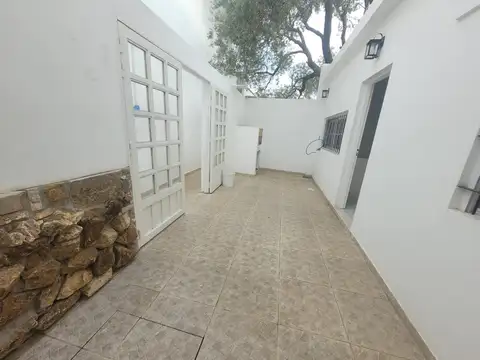 Moderna casa de pasillo 2 dormitorios en alquiler rosario