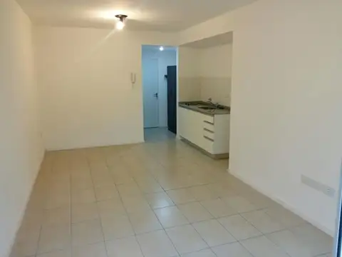 Monoambiente con balcon al frente en zona centro