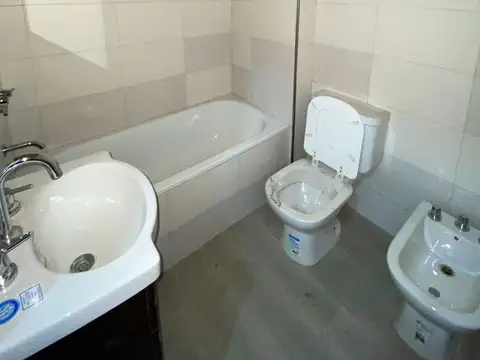 Alquiler monoambiente semi nuevo en abasto. ituzaingo al 1800