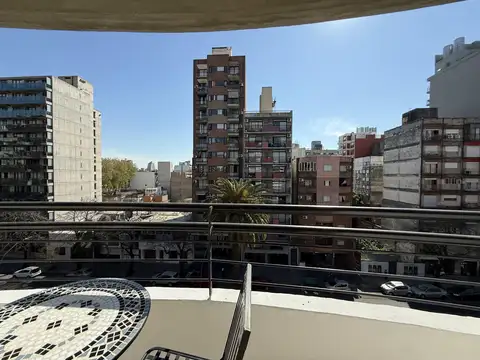 Venta - monoambiente amoblado con balcón y cochera - lourdes